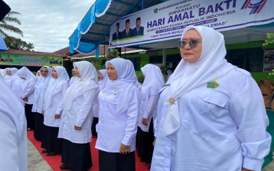 Guru MAN 1 Tapanuli Tengah Terima Satya Lencana Masa Kerja 10 Tahun Dari Presiden RI Pada Upacara HAB ke-79 Kemenag Kabupaten Tapanuli Tengah